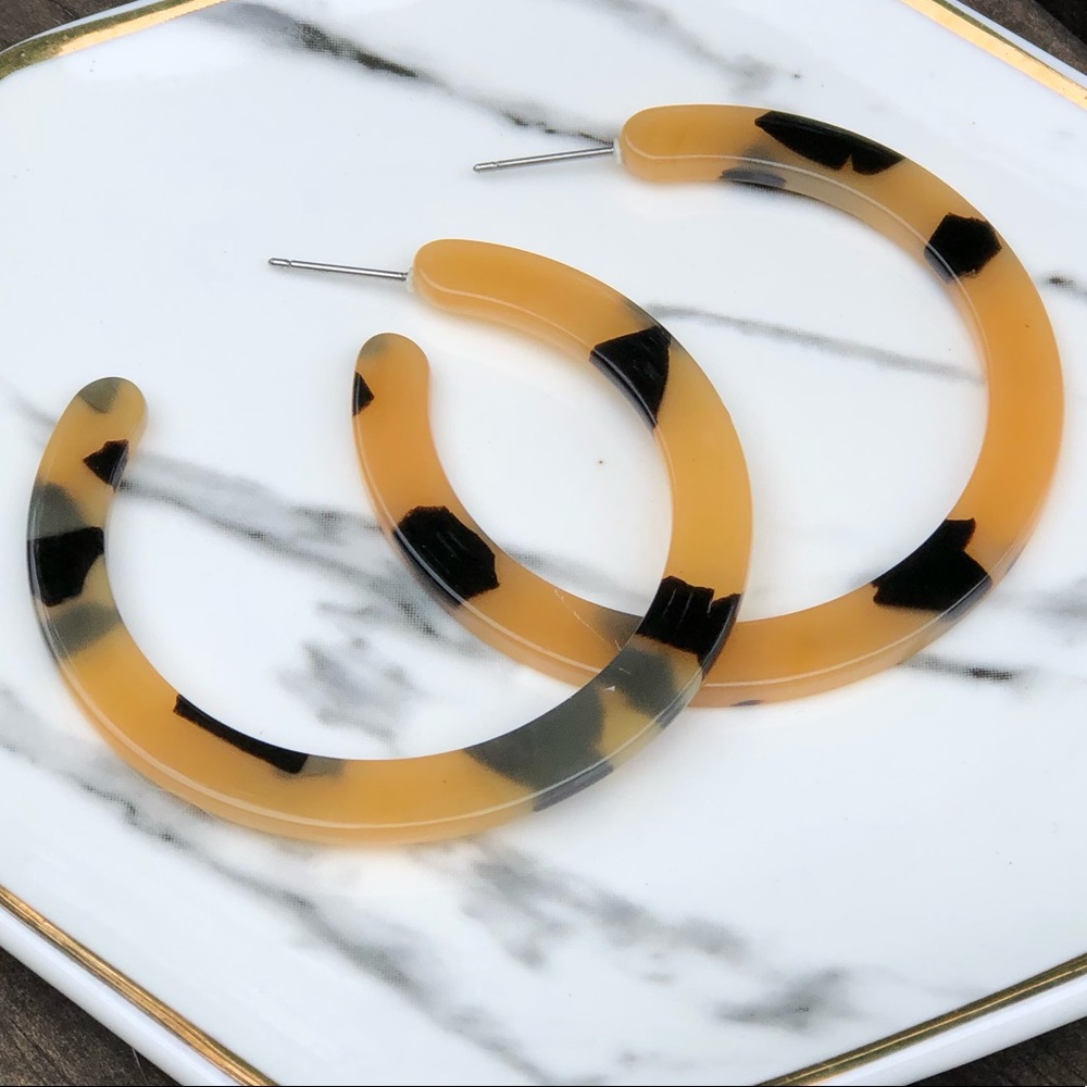 🆕 2” Resin Hoop Earrings - Cream and Brown